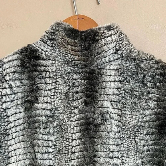 5/48 Grey Faux Fur Vest Size Medium | Soft Zip Up Sleeveless Jacket - Picture 7 of 10